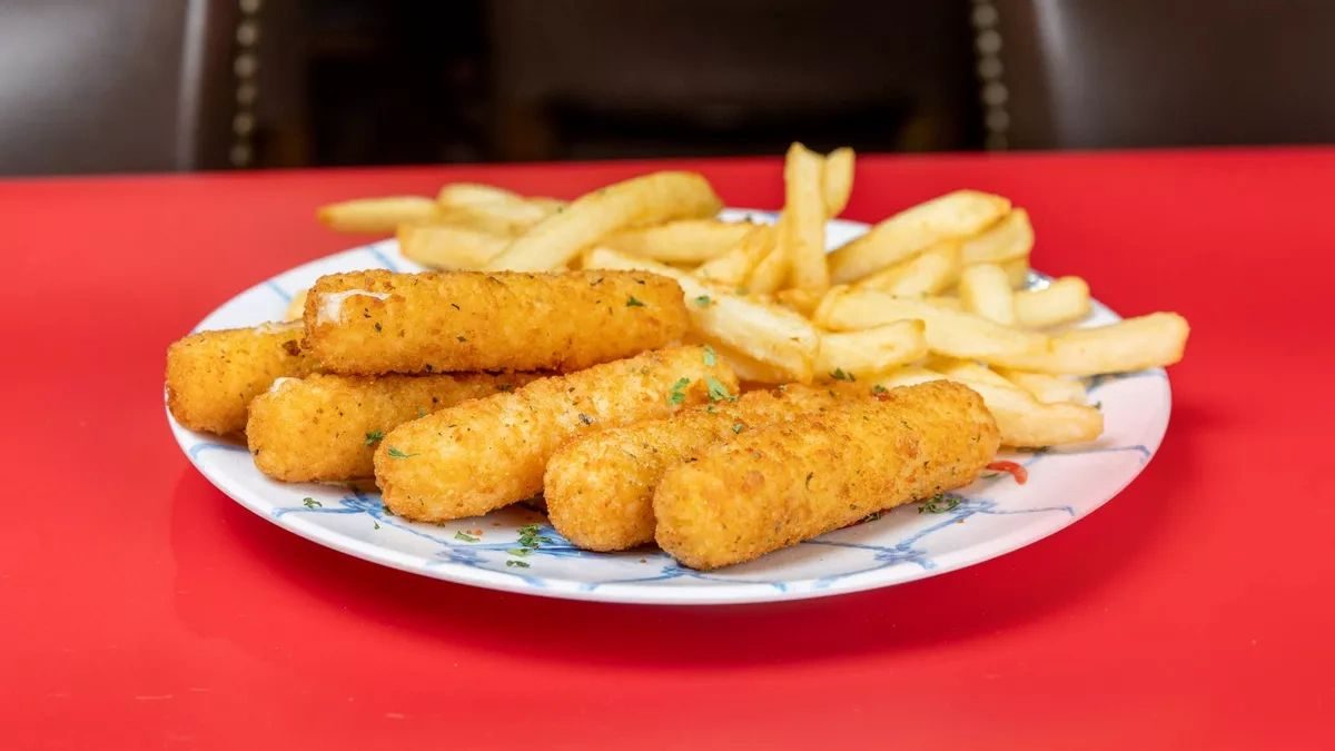 Cheese sticks with fries